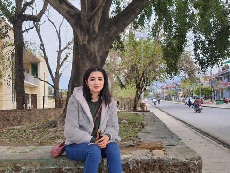 किन चढेनन् त केटीहरूले रुख ?